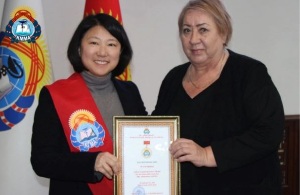 Профессор Хёнсук Шин (главный исследователь BK-LUPIC) награждена Почетной медалью КГМА имени И.К. Ахунбаева